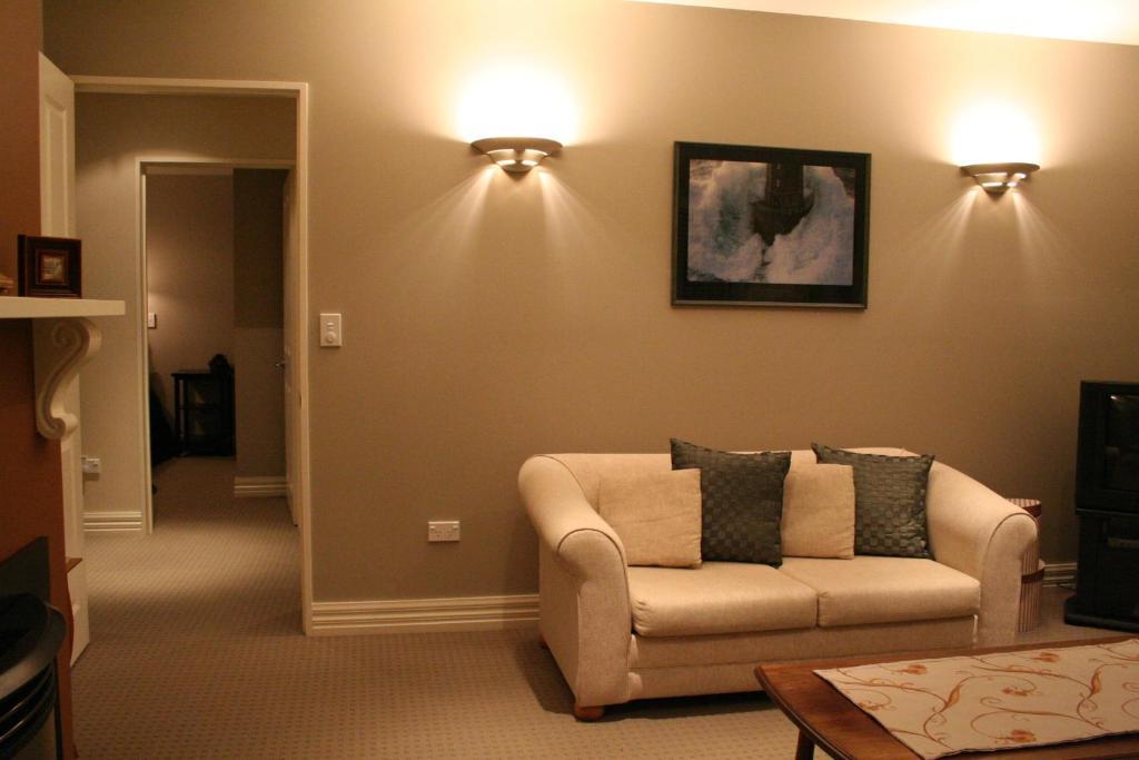 Hokitika Heritage Lodge Room photo