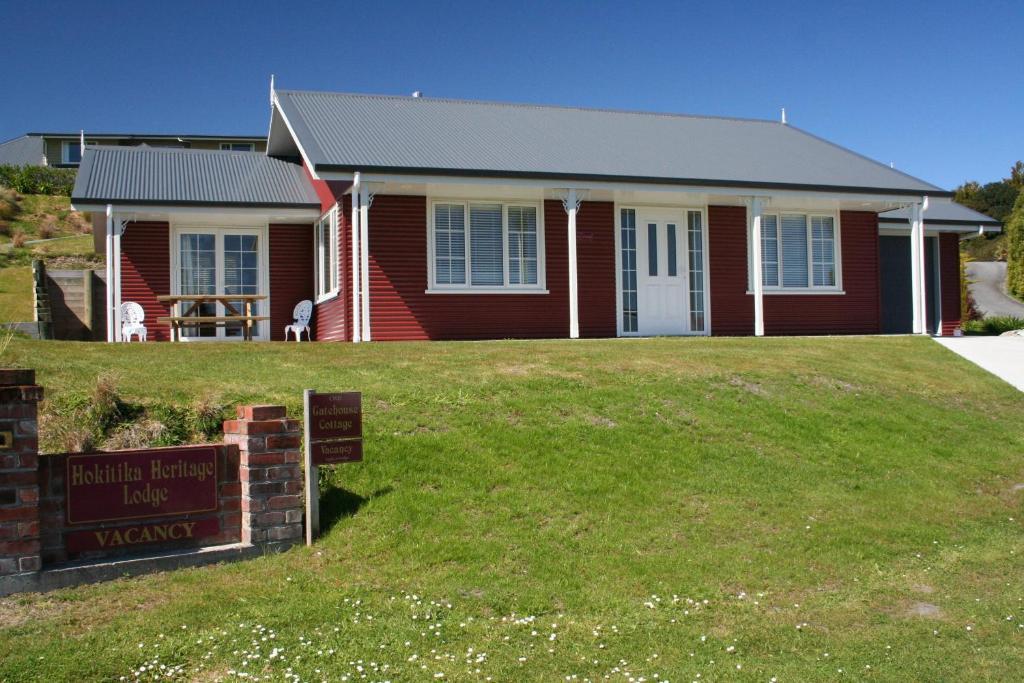 Hokitika Heritage Lodge Room photo